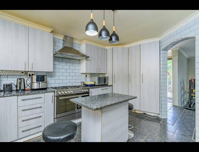 4 BEDROOM HOUSE FOR SALE IN QUEENSBURGH CENTRAL